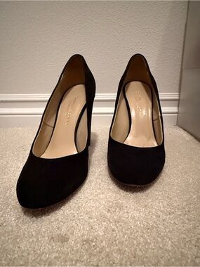 Charles David Black Suede Round-Toe Pumps